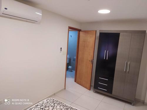 a room with a closet and a door to a bathroom at Apart 2 habitaciones vista a Itaipú - 32 in Ciudad del Este