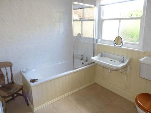ein Badezimmer mit einer Badewanne, einem Waschbecken und einem WC in der Unterkunft The Conifers in Hutton Magna
