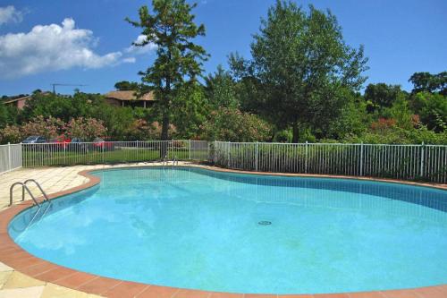 une grande piscine bleue avec une clôture dans l'établissement Apartment in Pinarellu near Beach & Pool, à Zonza