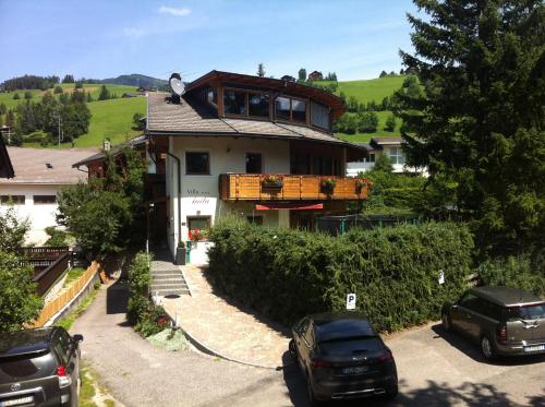 a house with cars parked in front of it at Villa Anita San Vigilio di Marebbe in San Vigilio Di Marebbe