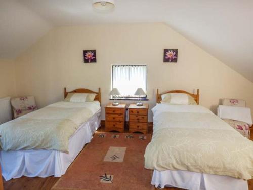 LlanddulasにあるYsgubor - Barnのベッドルーム1室(ベッド2台、窓付)