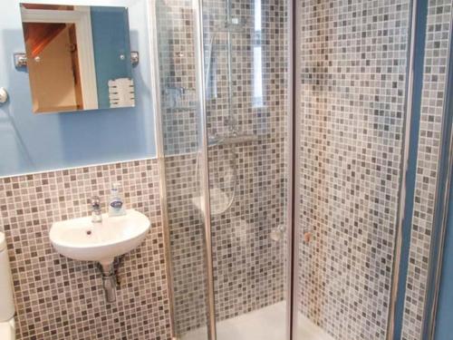 a bathroom with a shower and a sink at 11 Victoria Cottages in Stratford-upon-Avon
