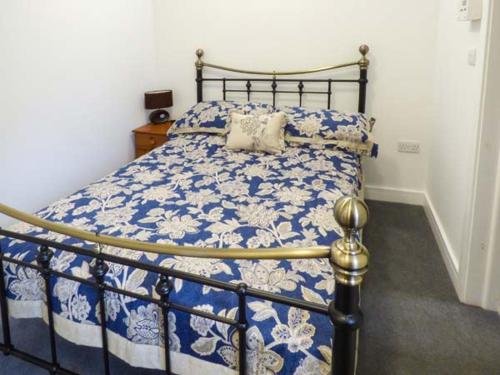 Chelmortonにある2 Primitive Croftのベッドルーム(枕付きの青と白のベッド1台付)