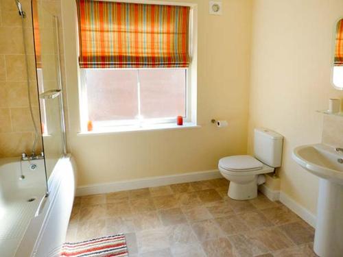 スカーバラにあるSpa Viewのバスルーム(トイレ、洗面台付)、窓が備わります。