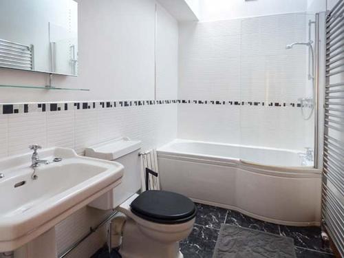 ホリーヘッドにあるY Barcudのバスルーム(洗面台、トイレ、バスタブ付)