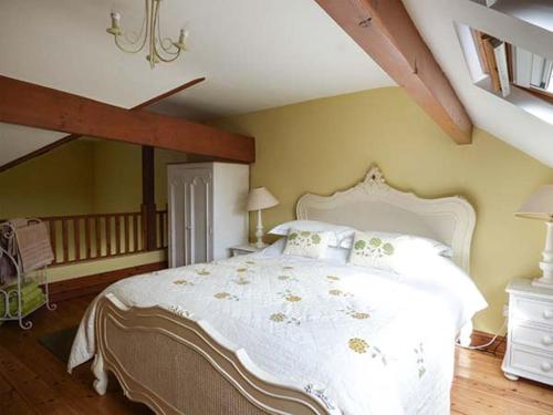 sypialnia z dużym białym łóżkiem w pokoju w obiekcie Y Barcud w mieście Holyhead