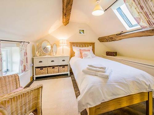 מיטה או מיטות בחדר ב-Borrowers Cottage