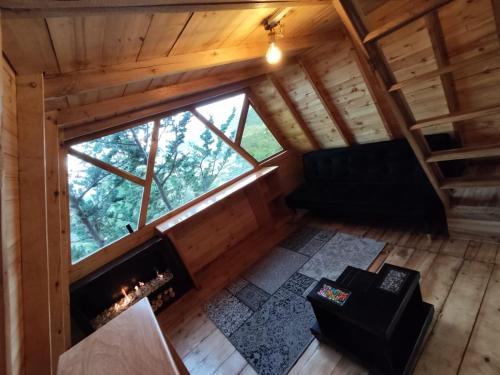 una vista aérea de la sala de estar de una casa en un árbol en Glamping El Edén Guasca Cundinamarca, en Guasca