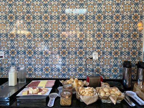 ein Tisch mit Essen darauf mit einer Wand in der Unterkunft Hotel Casa Grande in Pôrto Ferreira