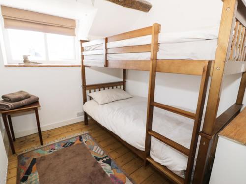 Säng eller sängar i ett rum på 2 Borthwen Cottages
