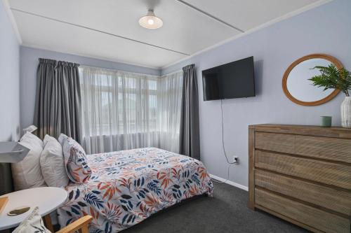 Кровать или кровати в номере Bliss on Barratt - Blenheim Holiday Home