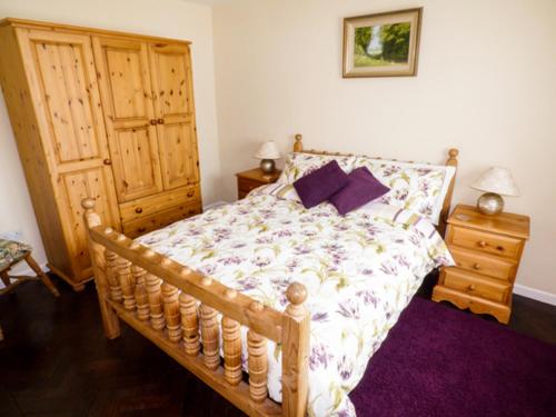 1 dormitorio con 1 cama y vestidor con 1 cama sidx sidx sidx en The Packing House, en Severn Stoke