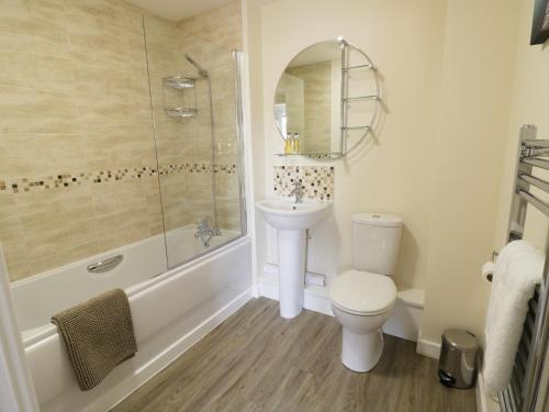 y baño con aseo, lavabo y ducha. en 5 Windermere en Stourport