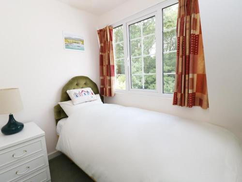 LlanddonaにあるThe Cottage at Wylan Hallのベッドルーム(ベッド1台、窓付)