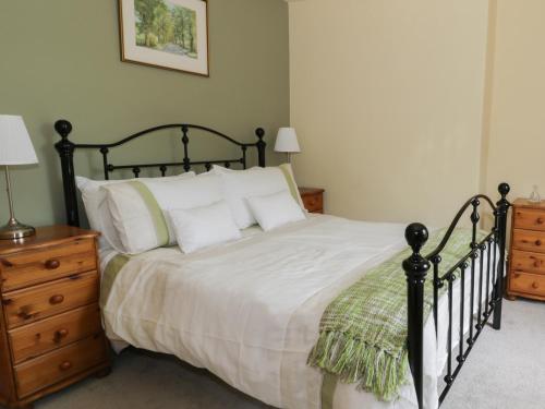 Whitfield Cottage 21 Silver Street في Wolsingham: غرفة نوم بسرير كبير عليها شراشف ووسائد بيضاء