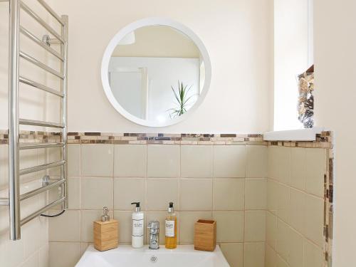 a bathroom with a sink and a mirror at Parula in St Just