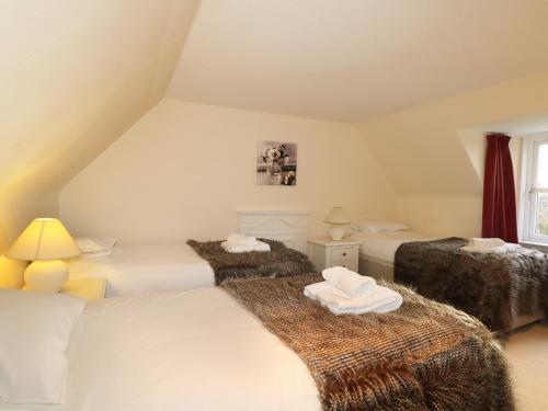 Un pat sau paturi într-o cameră la Kerrisdale