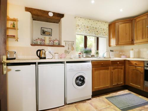 MorlandにあるRosegarth Cottageのキッチン(洗濯機、乾燥機付)
