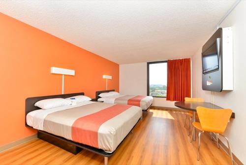 Un pat sau paturi într-o cameră la Motel 6-Fort Worth, TX - Downtown East
