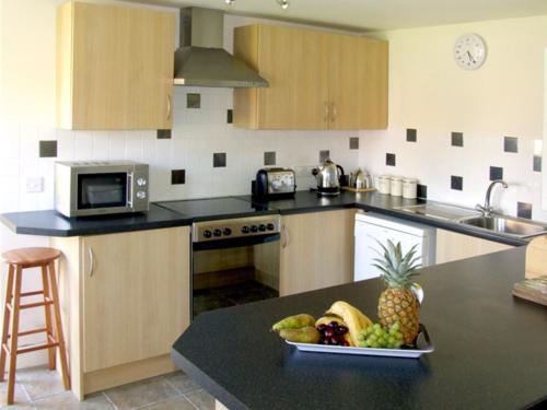 a kitchen with a bowl of fruit on a counter at The Dairy in Stratford-upon-Avon