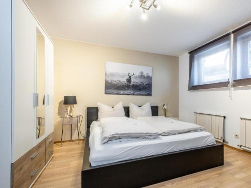 Un dormitorio con una cama grande y una ventana en Fleckalm en Kirchberg in Tirol