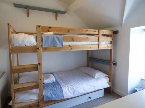 Divstāvu gulta vai divstāvu gultas numurā naktsmītnē Snowdon View