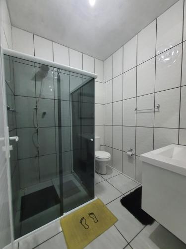 uma casa de banho com chuveiro e uma balança no chão em CASA PROXIMA A PRAIA menos de 10 MINUTOS a Pé em Cabo Frio