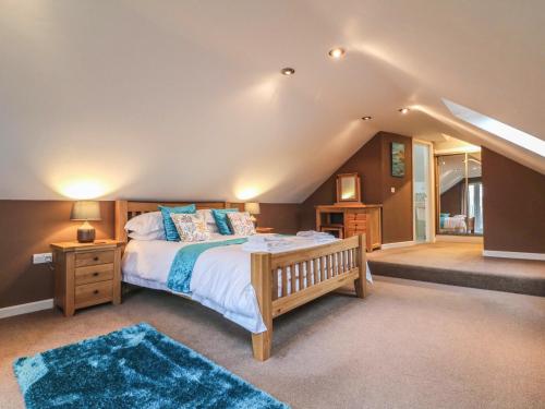 Un dormitorio con una cama grande con almohadas azules. en Valley View, en Ilfracombe