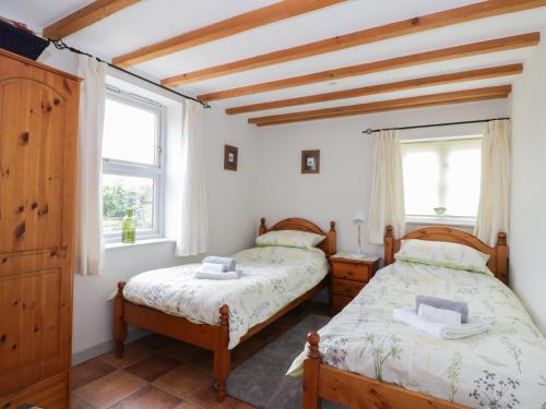 Katil atau katil-katil dalam bilik di Stables Cottage