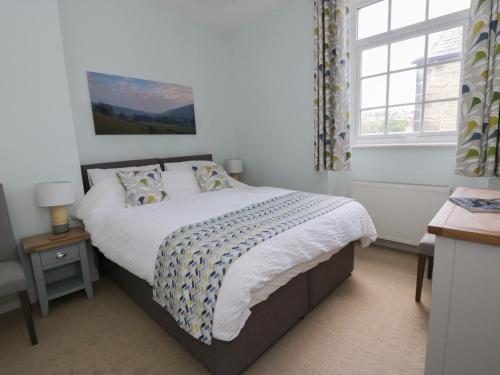 - une chambre avec un lit et une fenêtre dans l'établissement Cherry Tree Cottage, à Skipton