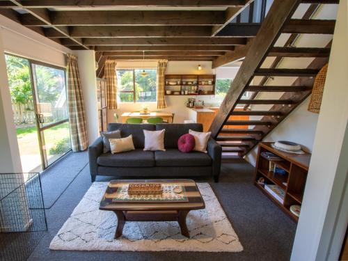 Uma área de estar em Evergreen Cottage - Motueka Holiday Home