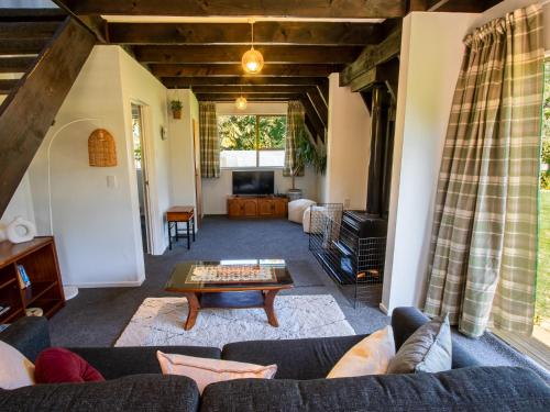 Uma área de estar em Evergreen Cottage - Motueka Holiday Home