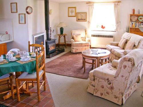 sala de estar con sofá y mesa en The Bothy en Lymington
