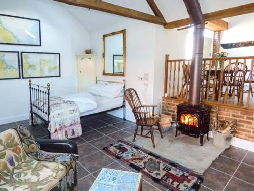 スカーバラにあるHome Farm Cottageのリビングルーム(暖炉、ベッド付)が備わる客室です。