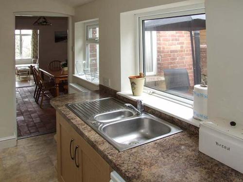 eine Küche mit einer Spüle und einer Arbeitsplatte in der Unterkunft Sunnyside in Great Malvern