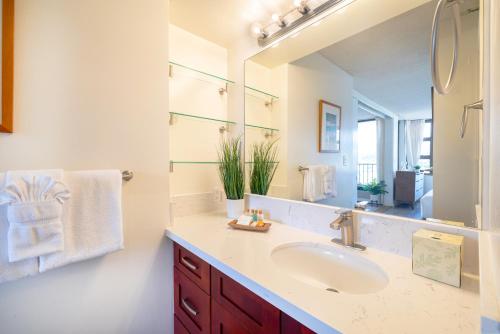 Mountain View Getaway, Free Parking and Beach Steps Away_3