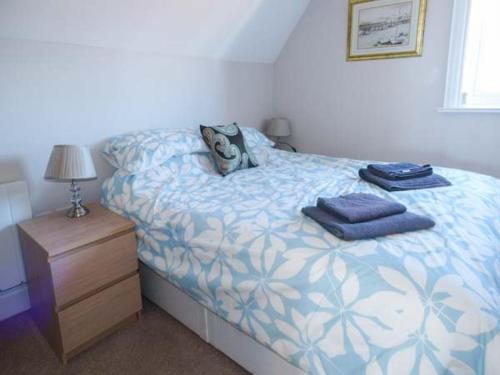 Un dormitorio con una cama con dos toallas encima. en Sandy Shore, en Bridlington