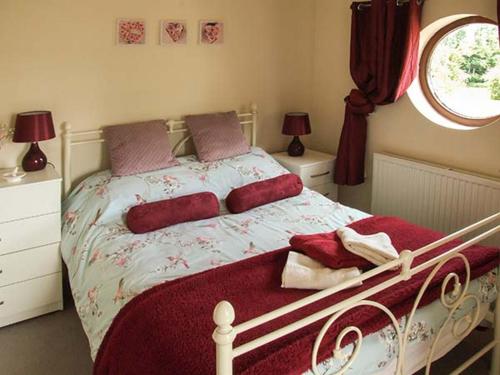 レオミンスターにあるCroft Viewのベッドルーム1室(赤い枕のベッド1台、窓付)