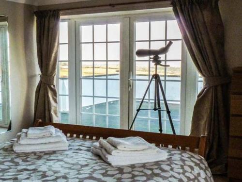 Un dormitorio con una cama con toallas. en Old Chapel, en Clovelly
