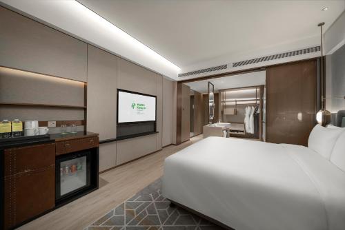 Letto o letti in una camera di Holiday Inn Changchun Jingyue by IHG