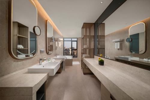 Phòng tắm tại Holiday Inn Changchun Jingyue, an IHG Hotel