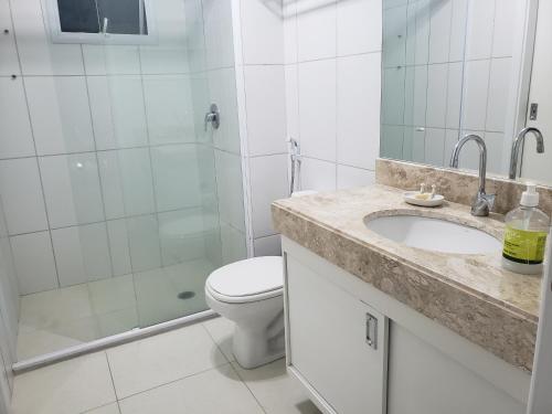 ein Badezimmer mit Toilette, Dusche und Waschbecken in der Unterkunft Apto Completo l Excelente Vista em Golf Ville Resort in Aquiraz