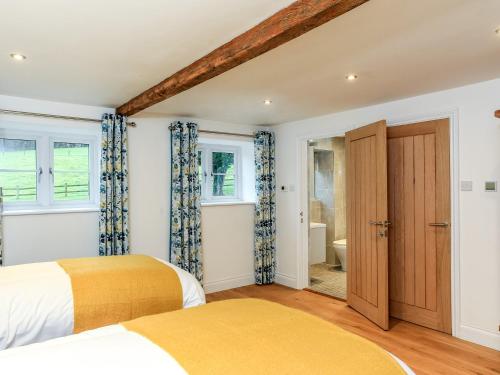 Katil atau katil-katil dalam bilik di Woodmans Cottage Nables Farm