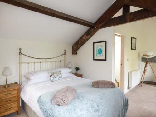 een slaapkamer met een groot bed en handdoeken bij Loughrigg View in Ambleside