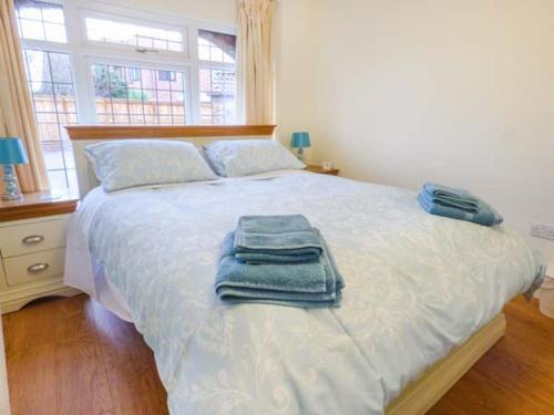 una camera da letto con un letto e asciugamani di Oak Tree Cottage a Beverley