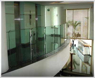 bagno con doccia in vetro e specchio di Hotel Scala Magna a Città del Messico