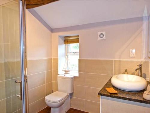 een badkamer met toilet en wastafel bij Rose Cottage in Grassington