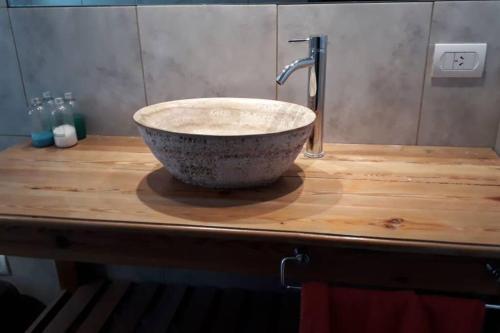 Casa Patagonica# في إل كالافاتي: بالوعة على رأس منضدة خشبية