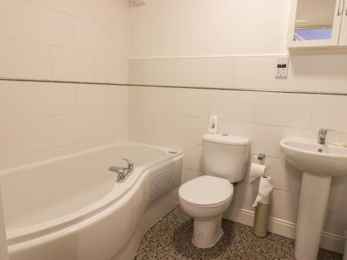 ウィットビーにあるPlatform 12のバスルーム(トイレ、バスタブ、シンク付)