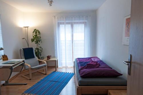 un soggiorno con divano e scrivania di Haus an der Kräuterwiese a Unterwössen
